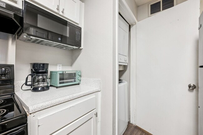 Building Photo - 3784 University Dr NW