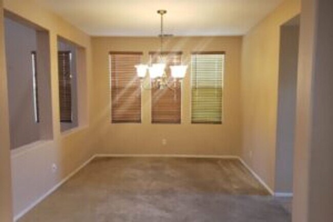 Building Photo - Large Orange Crest 5 bedroom 4.5 bathroom