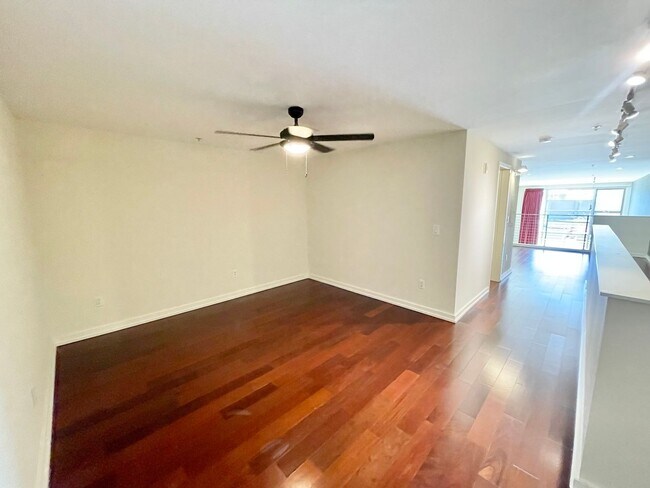 Building Photo - 1,600 sqft 2-Level SOMA 1BD+2 Bonus Rooms+ 1.5BA Loft! 2 Car Pkg! Laundry! Balcony! -PROGRESSIVE