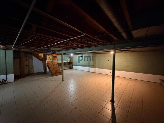 Building Photo - 330 E 69th Pl