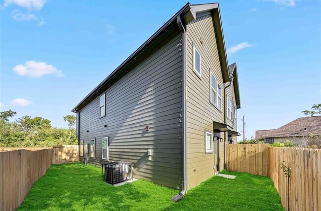 Building Photo - 8013 Ritz St