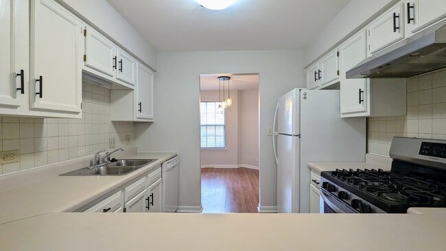 Building Photo - 310 W Happfield Dr