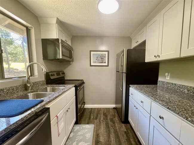 Building Photo - 1175 St Andrews Dr