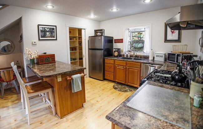 Building Photo - The Nest: Fully Furnished detached Cottage...