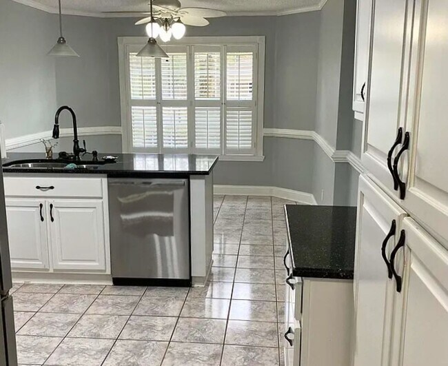 Building Photo - 3/2.5 bath home with large yard!