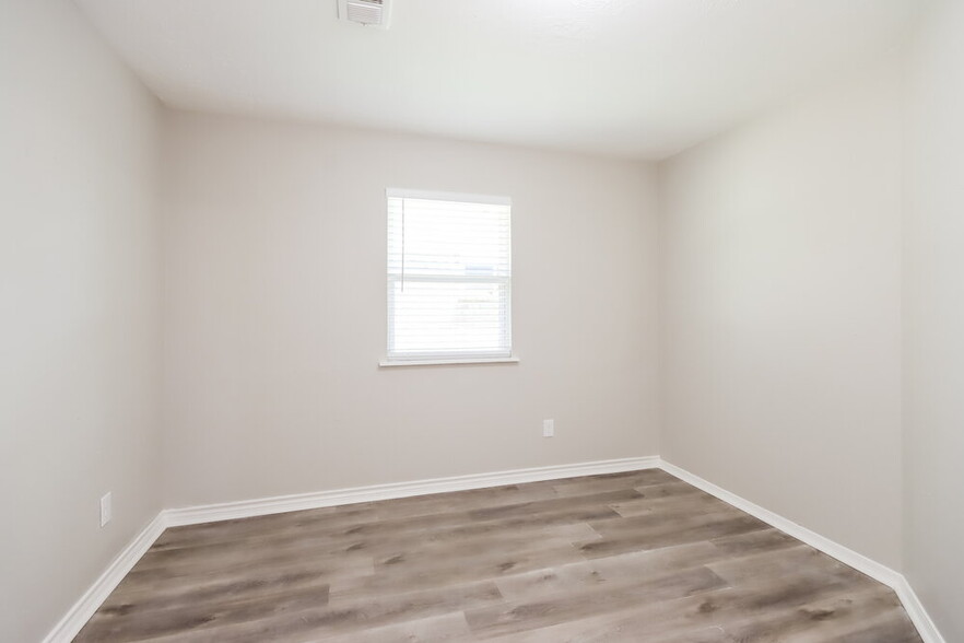 Building Photo - 18806 Oak Bower Dr