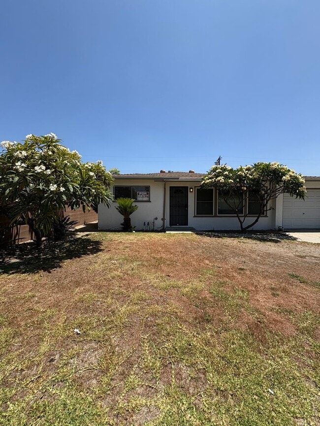 Building Photo - Lovely 3 Bedroom 1 Bath House with Garage