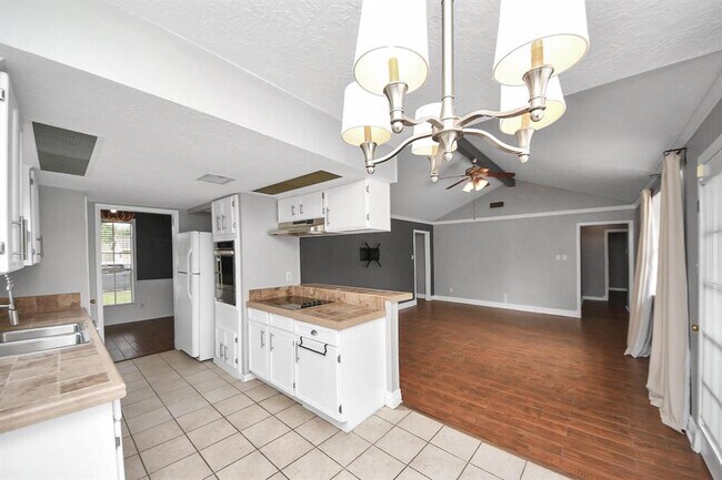 Building Photo - 9422 Val Verde St
