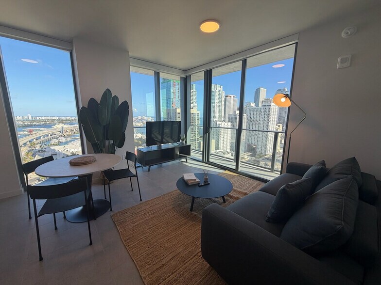 Building Photo - 121 NE 5th St