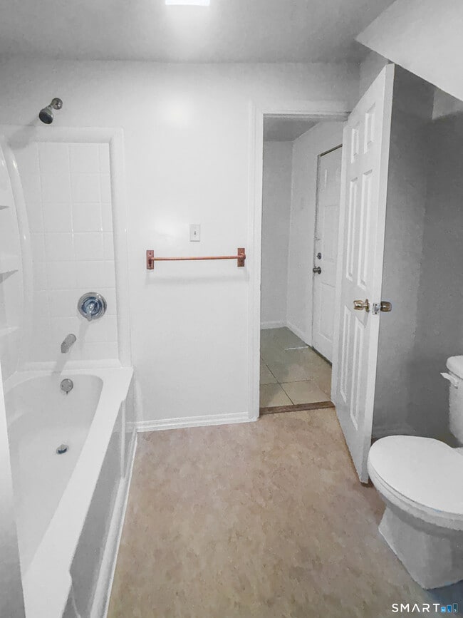 Building Photo - 1235 Bank St