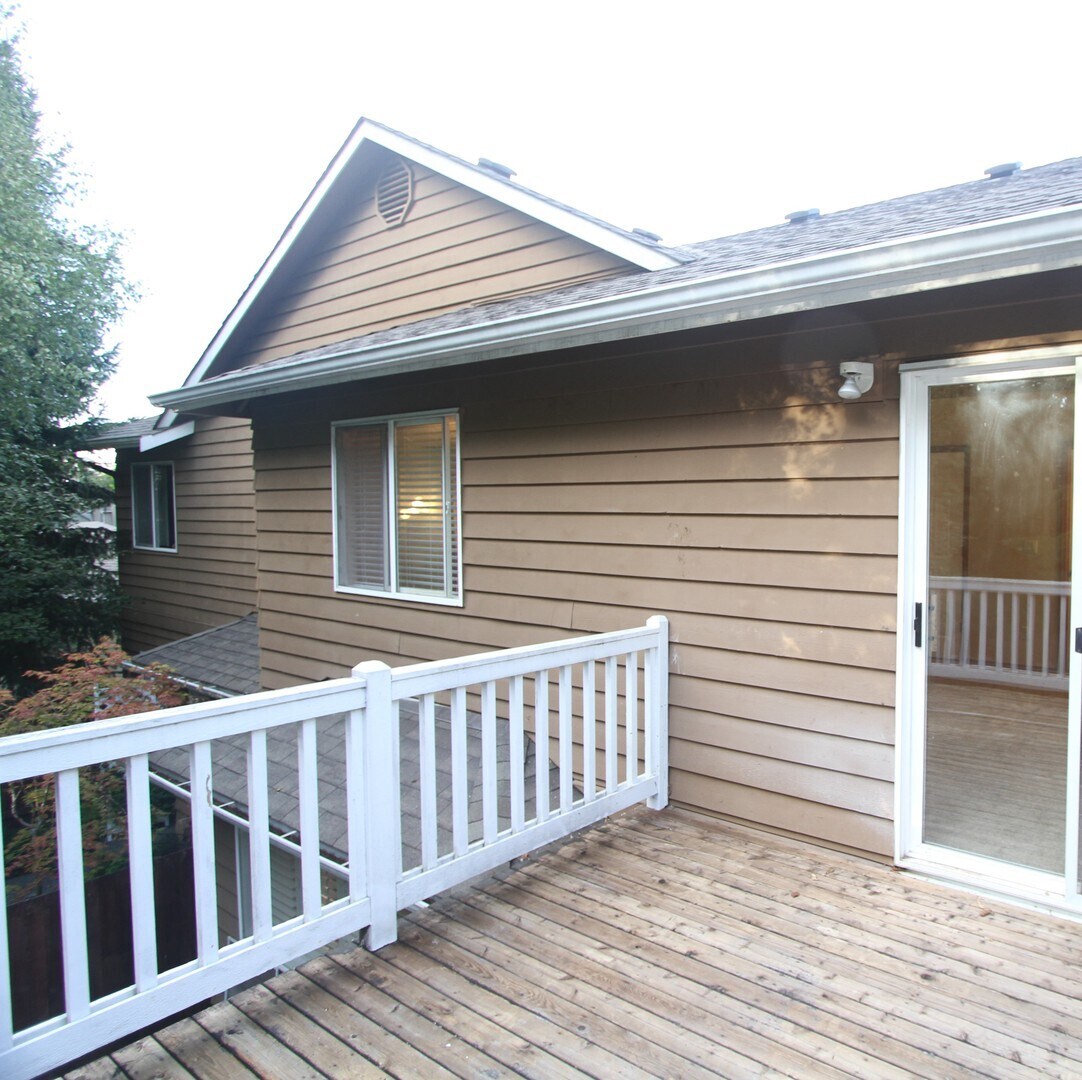 Building Photo - Everett Townhome...Water and sewer included in rent