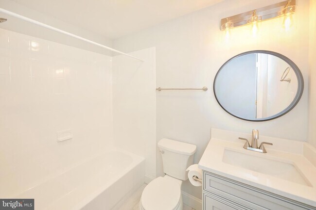 Building Photo - 9900 Kingsbridge Dr