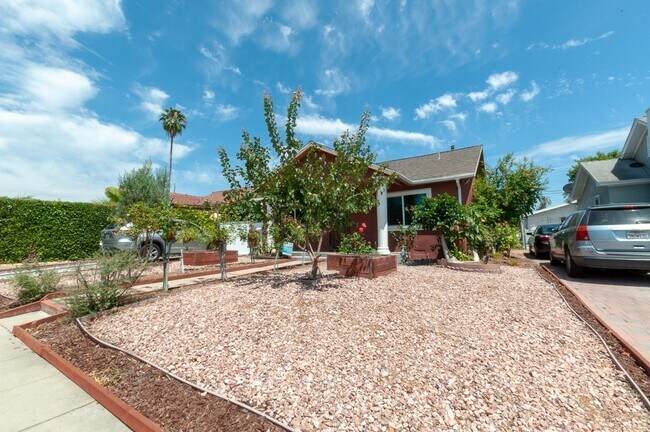 Building Photo - Beautiful 3 bedroom 2 bath with Central AC