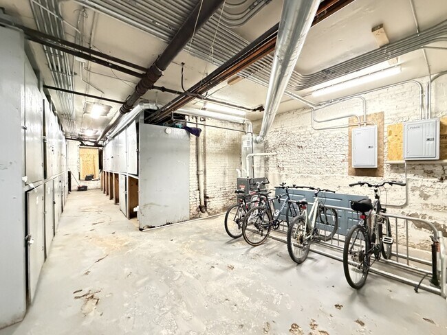 Building Photo - 724 W Roscoe St