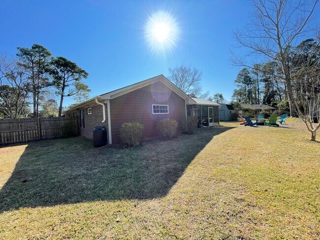 Building Photo - Fall in love with this 4 bedroom/ 2 bathroom single family home!