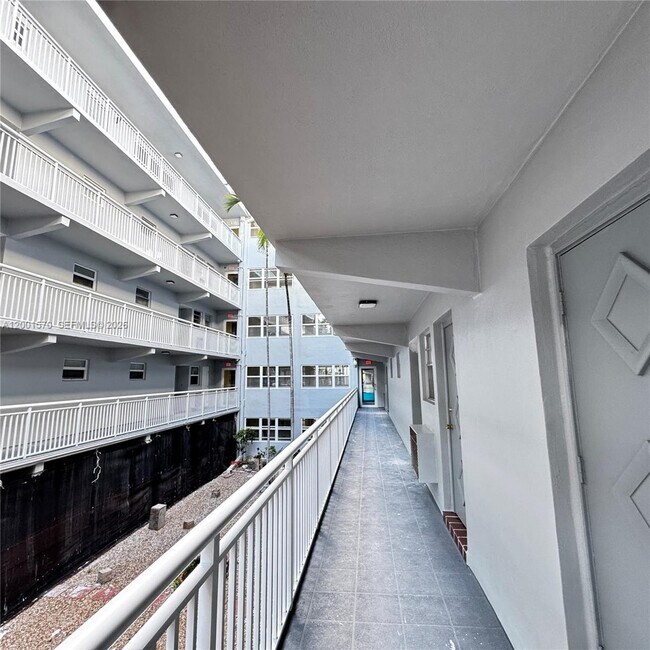 Building Photo - 215 SE 3rd Ave