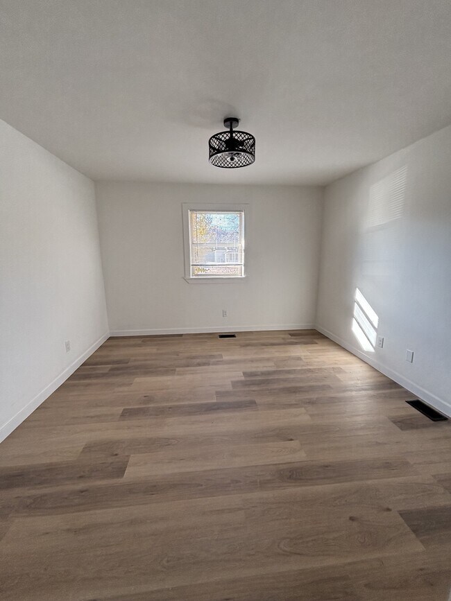 Building Photo - 915 S 6th St