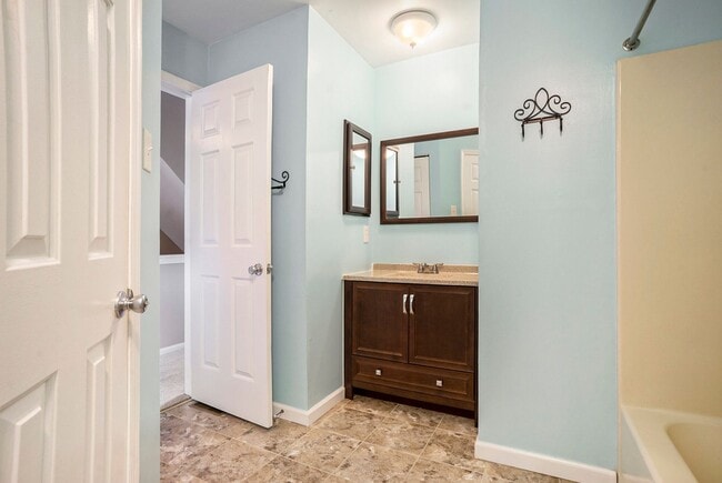 Building Photo - Beautiful Spacious Townhome