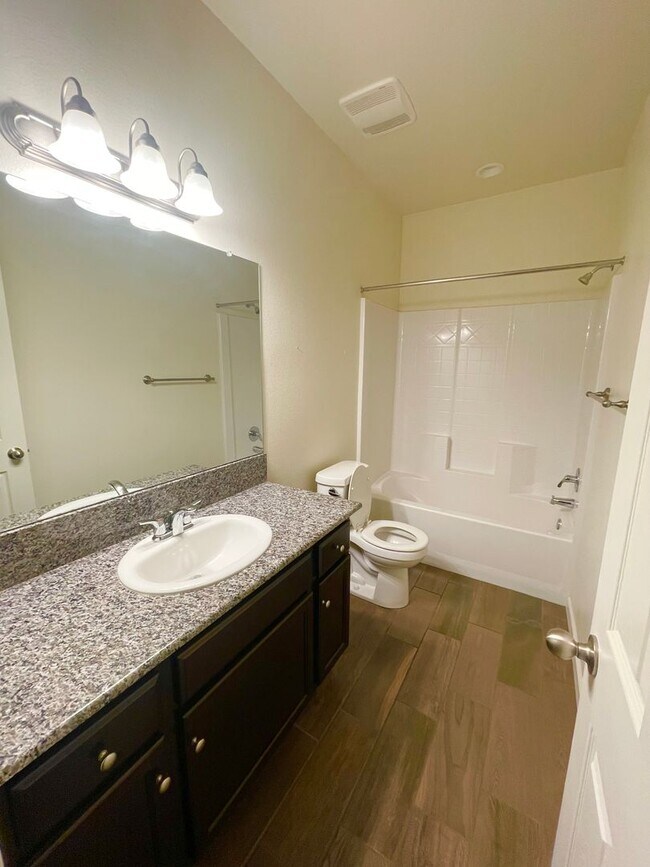 Building Photo - $2,195 Ashlan & Leonard 3 bed Home, Clovis...