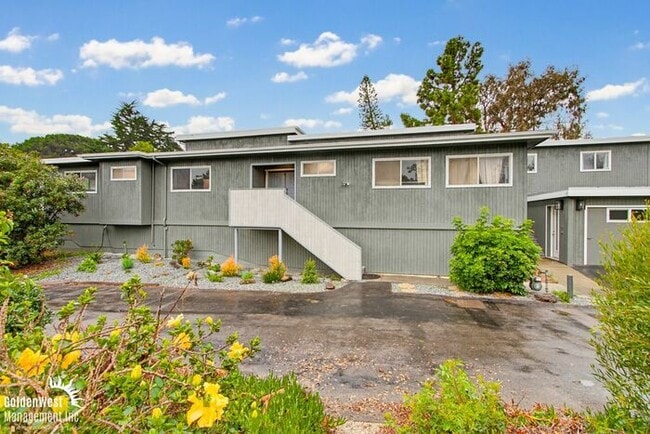 Building Photo - Beautifully Updated 3Bdm 3Ba Unfurnished Main Home of Duplex with Views in Cardiff By the Sea!