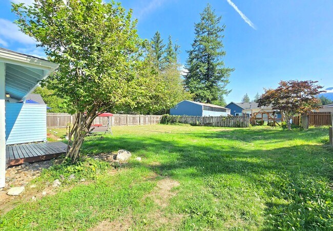 Building Photo - 2 Bedroom Unit Available Now in Gold Bar -...