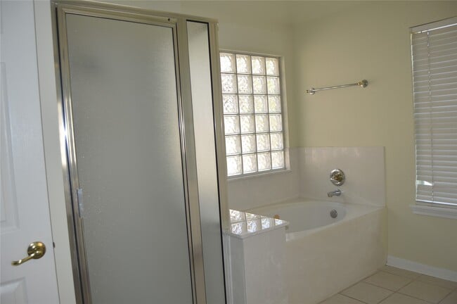 Building Photo - 2423 Waterwood Dr
