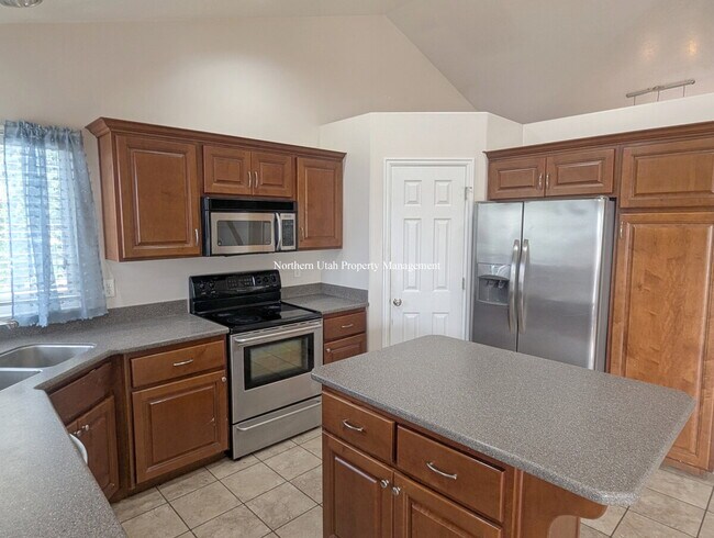 Building Photo - 4-Bed, 3.5 Bath Home with Scenic Views in South Ogden