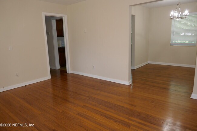 Building Photo - 2404 Red Oak Dr