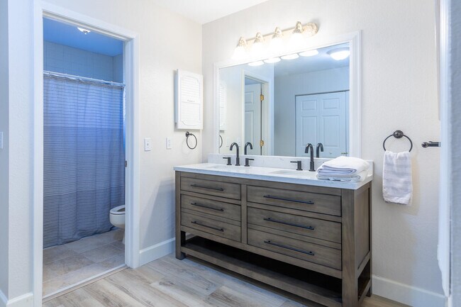 Building Photo - 3303 SE Sandpiper Ct