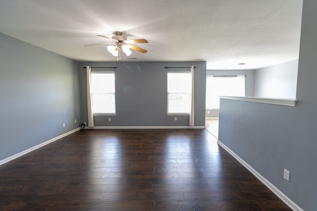 Building Photo - 3 Bed and 2 Bath Home