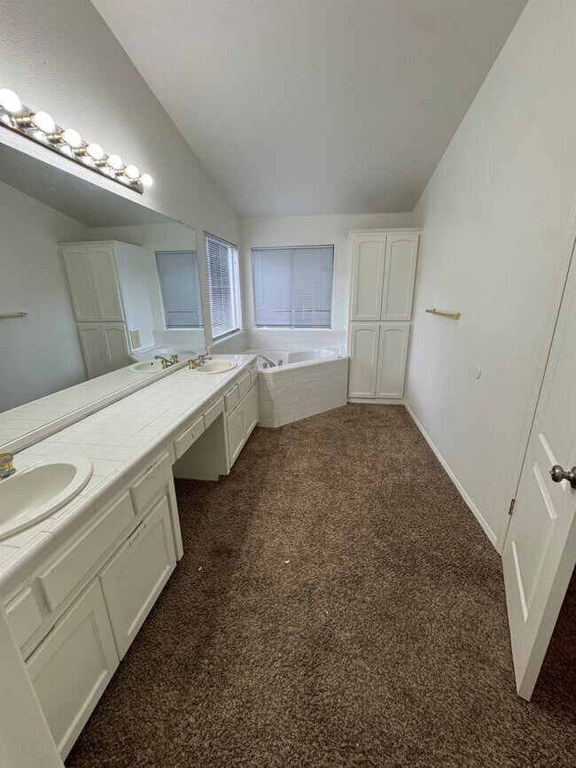 Building Photo - 1848 E Everglade Ave