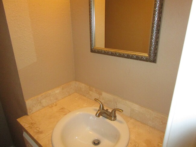 Building Photo - (2) Bed/(2.5) Bath Townhome Avail Now! Poo...