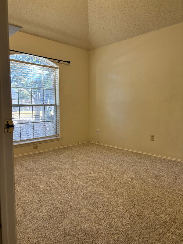 Building Photo - 2202 Bowie Ln