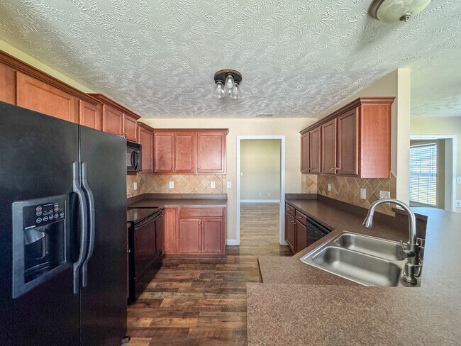 Building Photo - Charming 3 Bed 2 Bath Raeford Home with Fe...