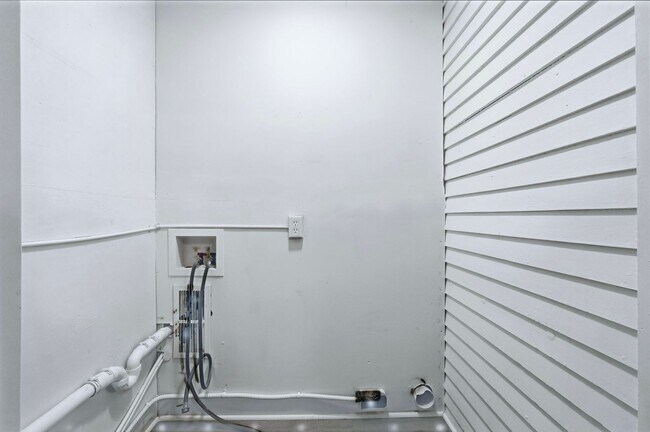 Building Photo - 3-Bed, 2-Bath Home with Large Kitchen & De...