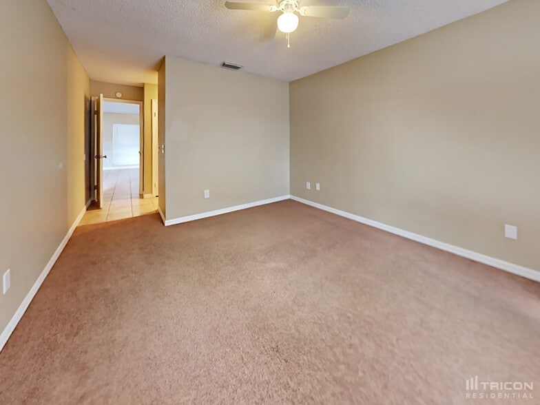 Building Photo - 1028 Hardwood Dr