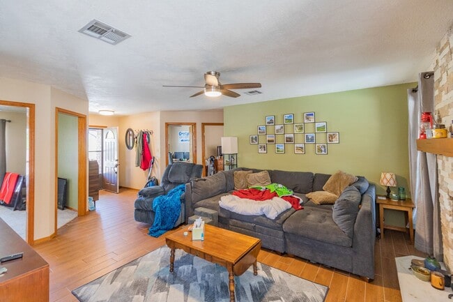 Building Photo - Beautiful 4 Bedroom 2 Bath Home!