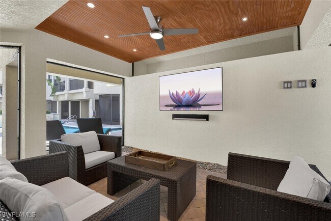 Building Photo - 684 10th Ave S