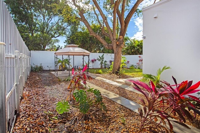 Building Photo - 1744 SW 22nd Terrace