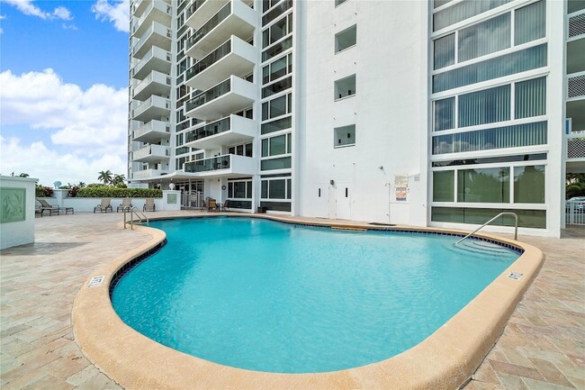 Building Photo - 2715 N Ocean Blvd