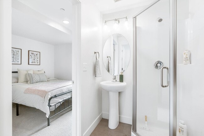 Building Photo - Modern 2 Bed / 2 Bath Townhome in Salt Lak...
