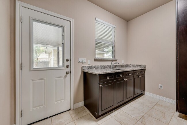 Building Photo - AVAILABLE NOW 4 BEDROOM 2.5 BATH HOME IN A...