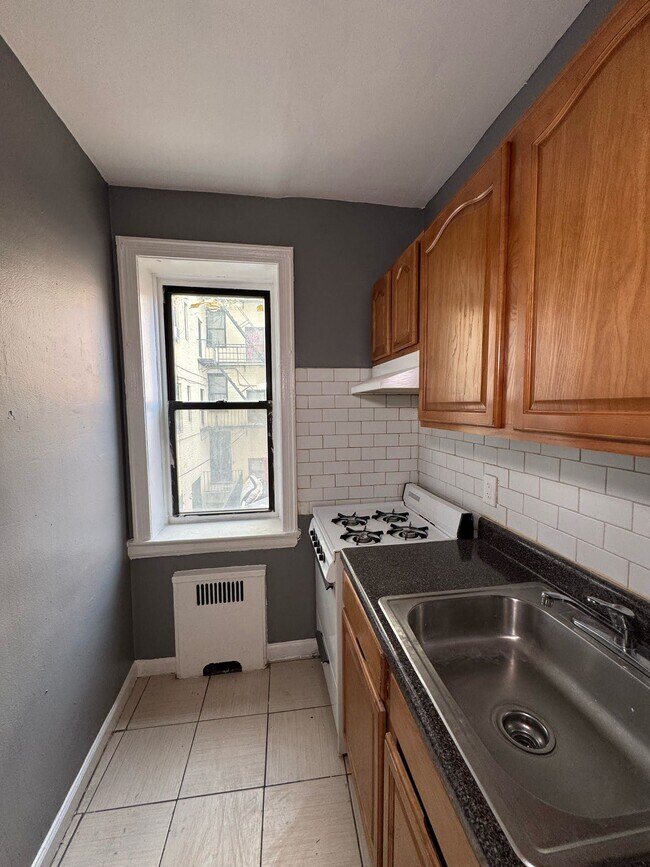 Building Photo - 22 Van Velsor Pl