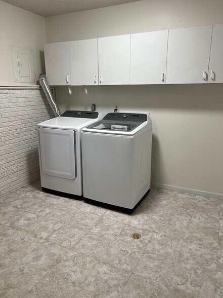 Building Photo - 1459 Westview Dr