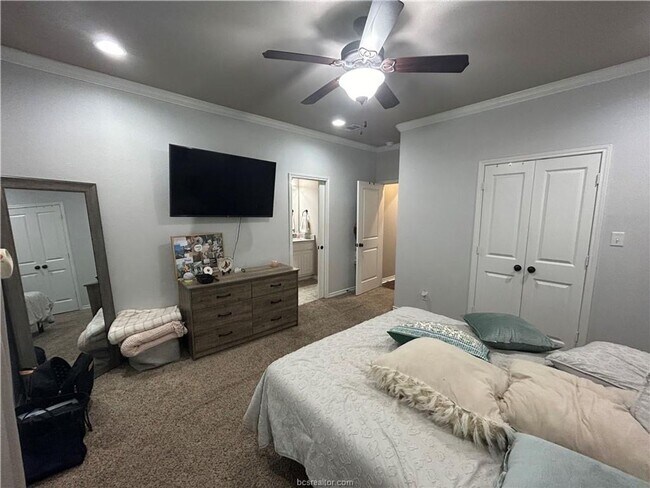 Building Photo - AUGUST MOVE IN!! Beautiful 3 Bedroom Townhome Available for Lease!