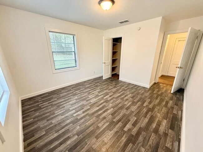 Building Photo - 4-bed, 3-bath, HUGE yard!