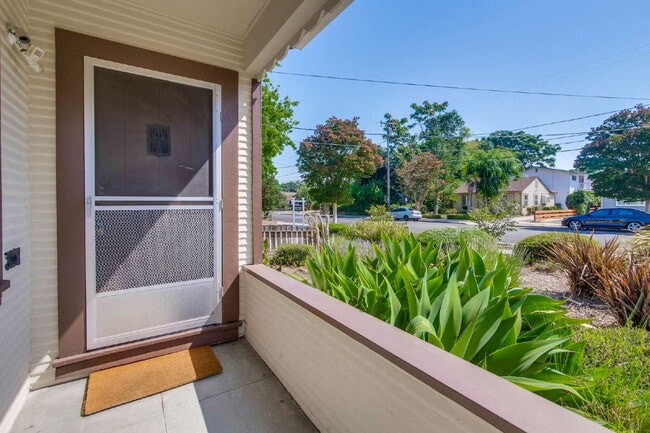 Building Photo - Bright, Clean and Cozy 2BR, 1BA Single Fam...