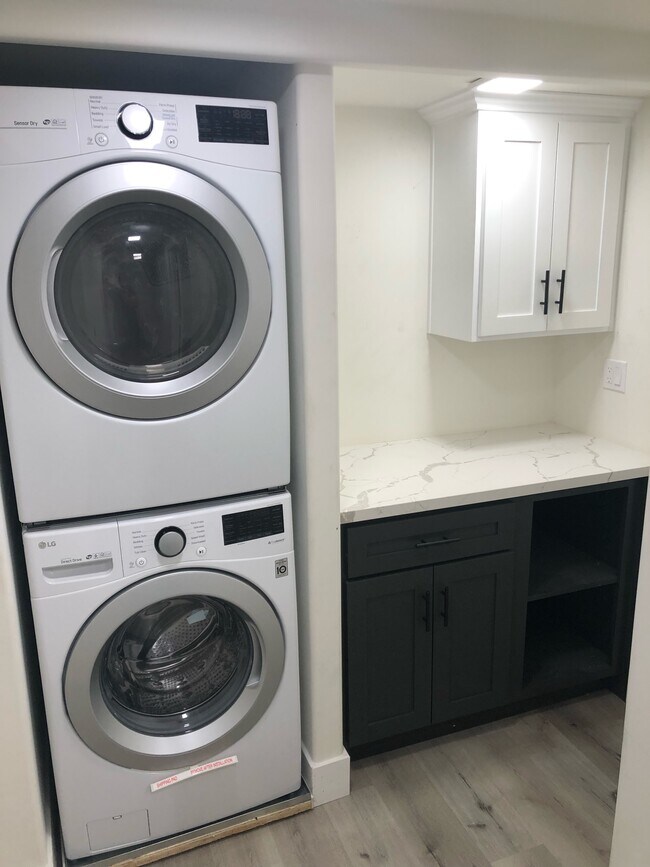 Laundry units and counter space - 4202 Mesa St