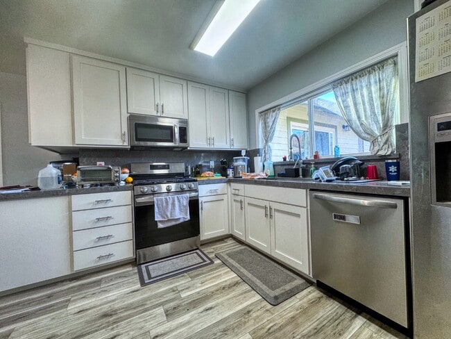 Building Photo - 44 Chestnut St