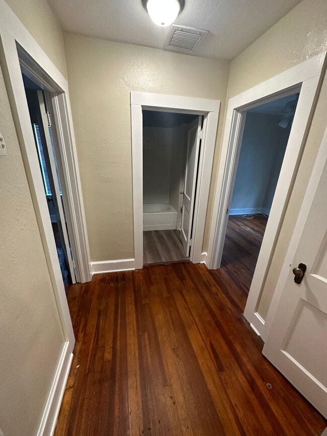 Building Photo - 2/1 house with yard in Midtown! Available now!
